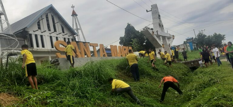 SMP NEGERI 11 BORONG MELAKSANAKAN BAKTI SOSIAL